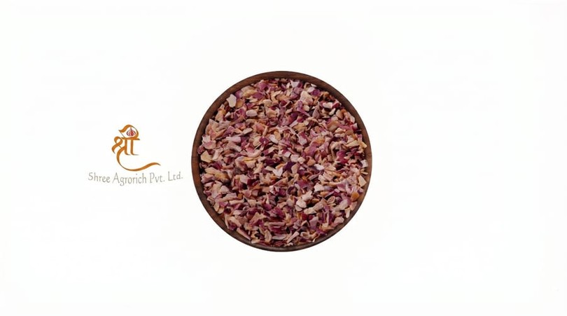 Dehydrated red chopped onion, uniform cut, deep colour, export-grade from Gujarat